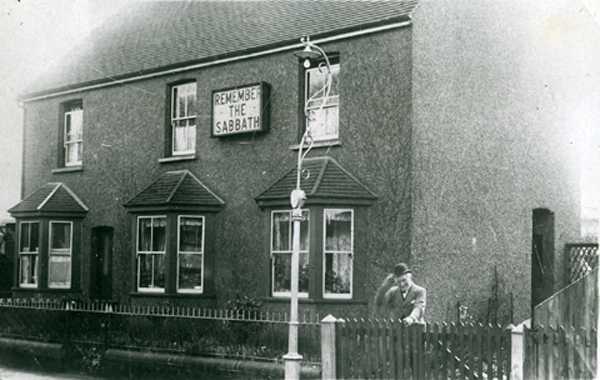 600x380 pixels (29K)