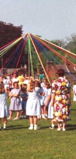 http://www.kimptonvillage.com/Kimpton%20Village%20-%20May%20Festival_files/maypole2.jpg